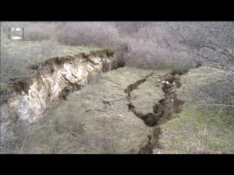 კადრები ნუცუბიძე-ვაშლიჯვრის გზის მიმდებარე ფერდობიდან, სადაც მეწყერი დაიძრა